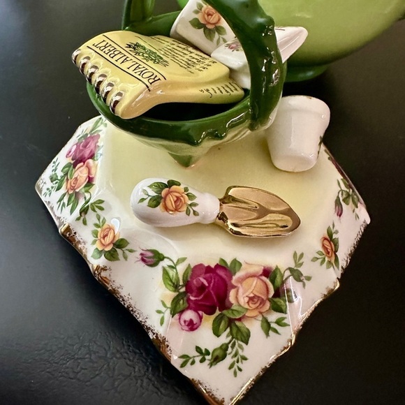 ROYAL ALBERT, OLD COUNTRY ROSES TEAPOT. APPLE GREEN TEAPOT - Picture 9 of 15